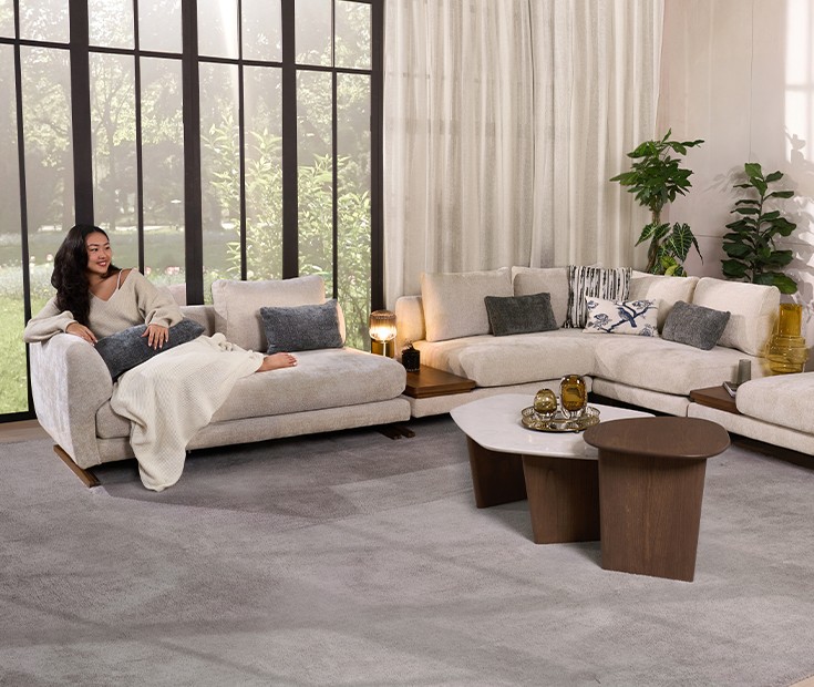 Dengan modul fleksibel, sandaran tangan berlapis penutup Velcro, dan perawatan mudah, sofa ini menawarkan kenyamanan praktis sekaligus estetika modern Japandi. Kaki baja berlapis hitam matte dengan detail laser Cellini berpadu manis dengan aksen kayu sungkai walnut muda. Lengkap dengan meja samping serbaguna, sempurna untuk ruang luas maupun compact.