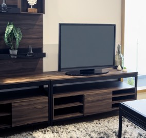 Meja TV Minimalis – Desain Indunstrial & Fungsional