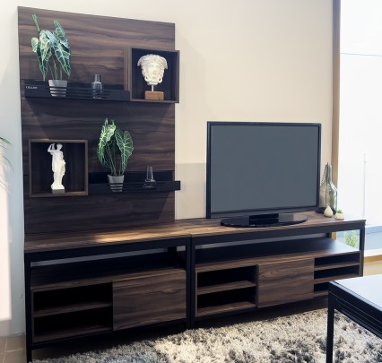 Meja TV Multifungsi – Kombinasi Rak & Storage Untuk Ruang Terbatas